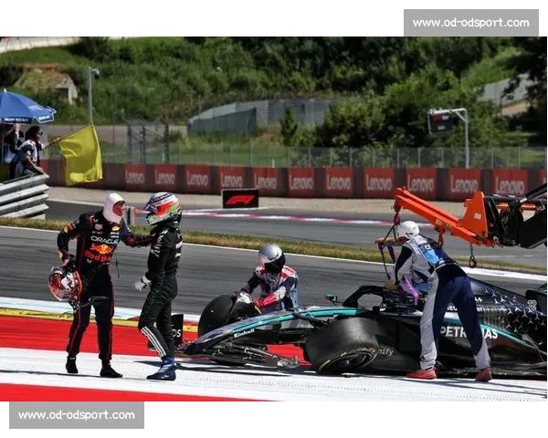 安东内利头盔视角:首圈追尾维斯塔潘瞬间全记录